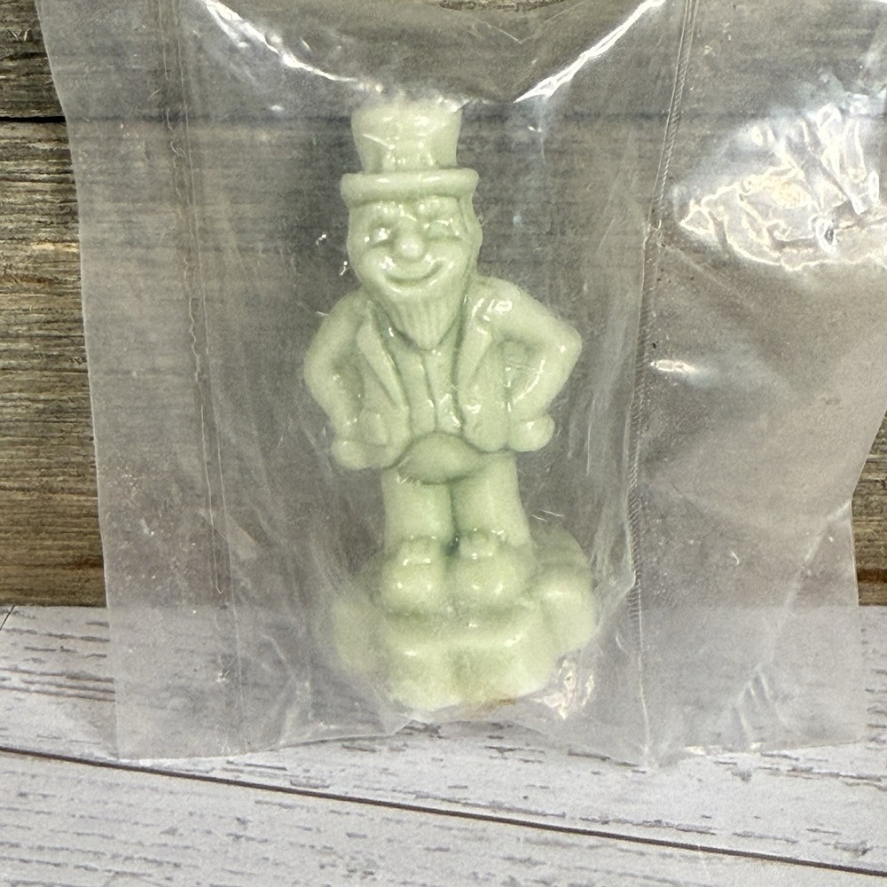 Wade Whimsies Calendar March Leprechaun Green Red Rose Tea Figurine Series Paddy